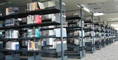 rak-rak perpustakaan UPH